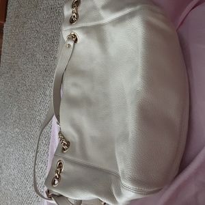 Michael Michael loves handbag in beige.